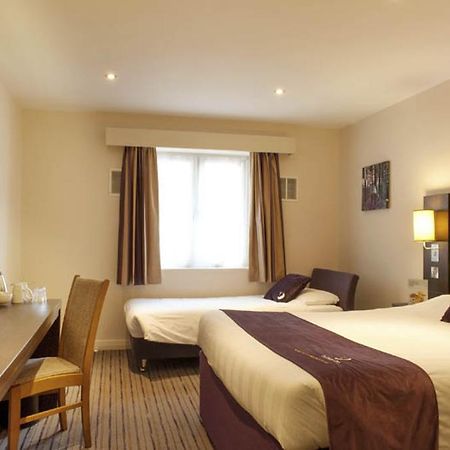 Premier Inn Fleet Extérieur photo