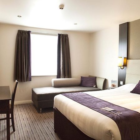 Premier Inn Fleet Extérieur photo
