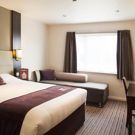 Premier Inn Fleet Extérieur photo