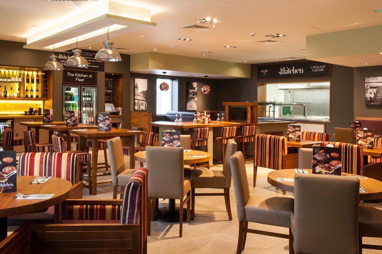 Premier Inn Fleet Extérieur photo