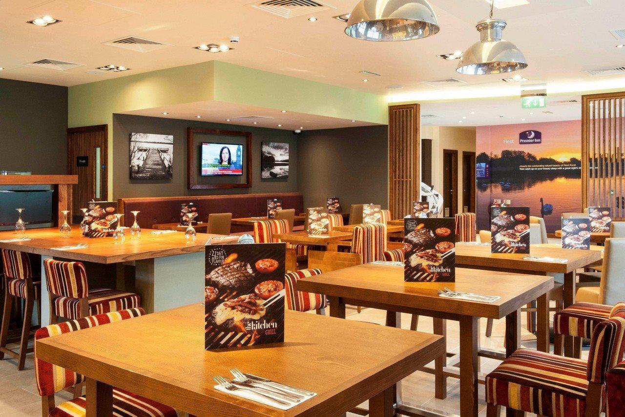 Premier Inn Fleet Extérieur photo