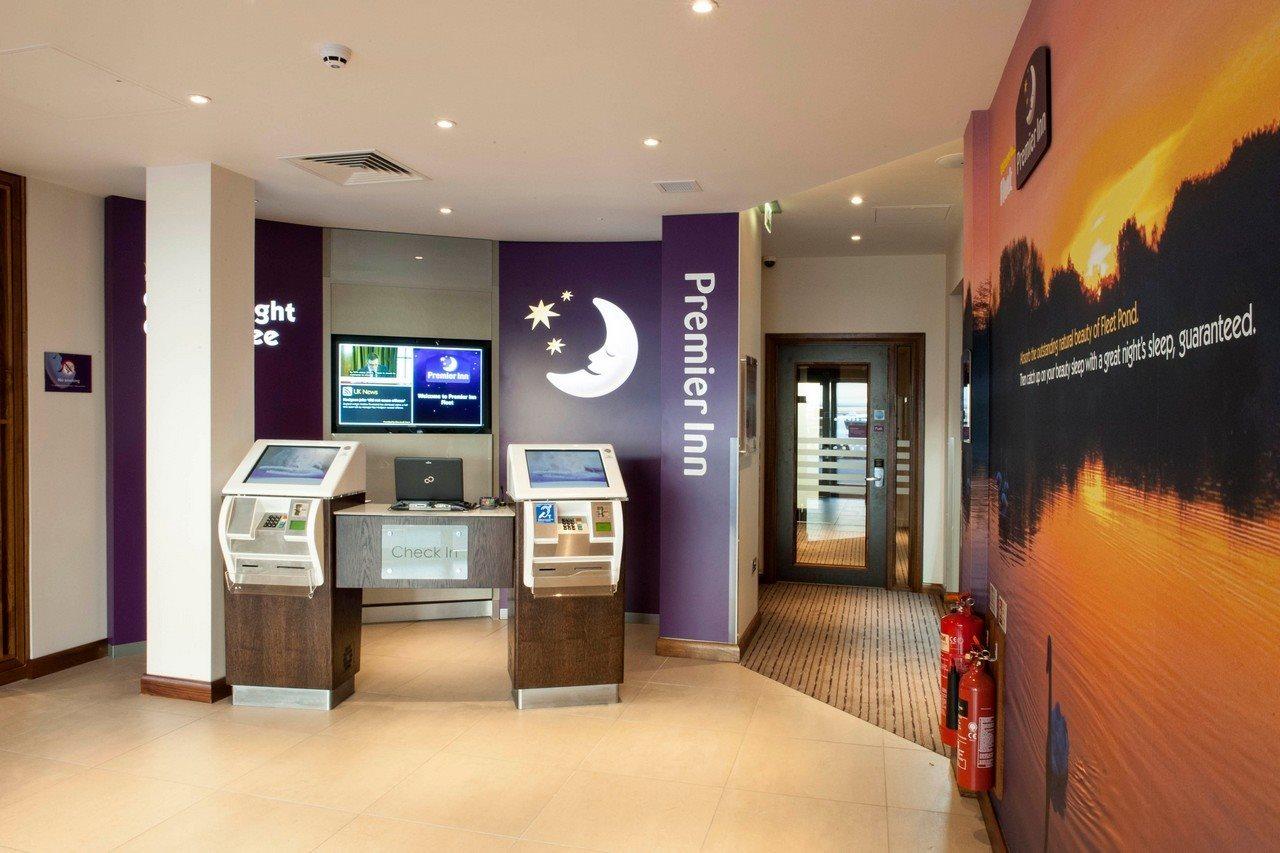 Premier Inn Fleet Extérieur photo
