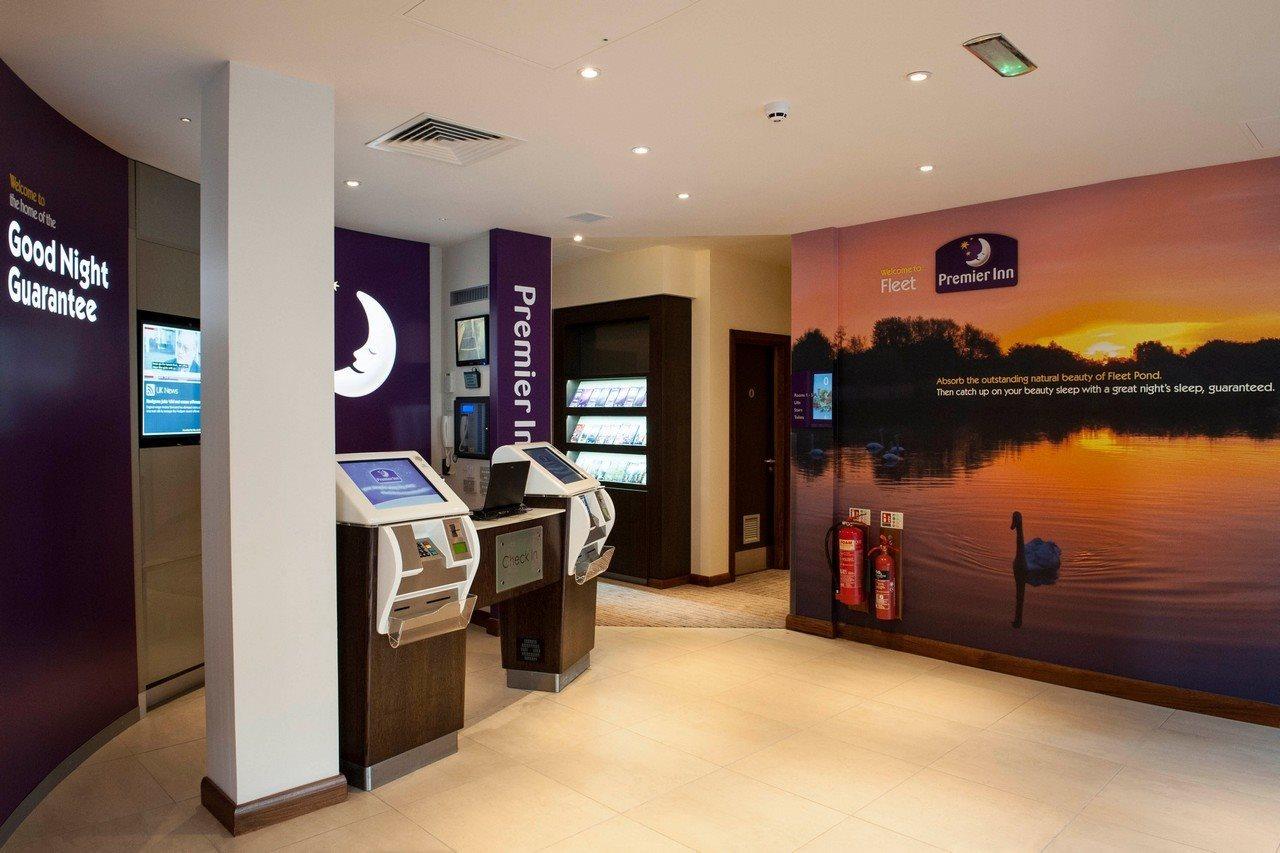 Premier Inn Fleet Extérieur photo