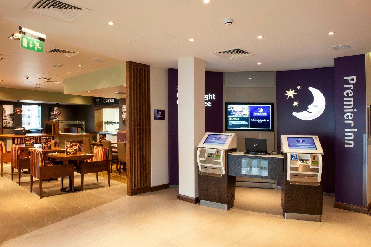 Premier Inn Fleet Extérieur photo