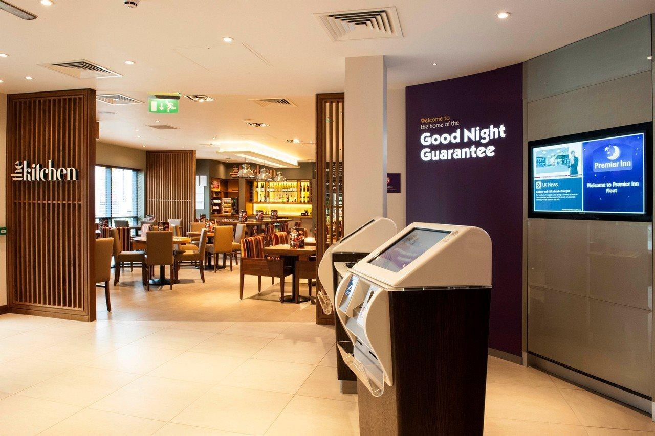 Premier Inn Fleet Extérieur photo