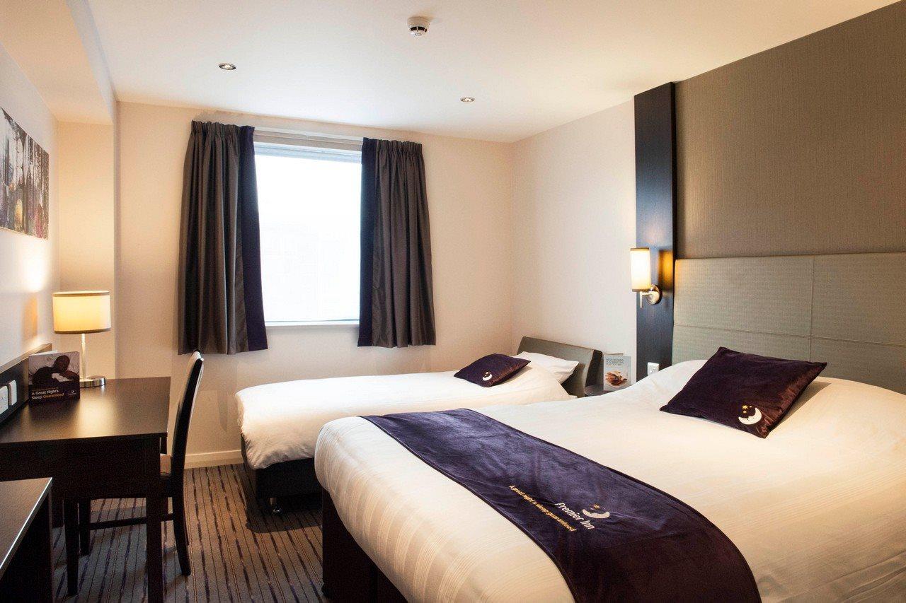 Premier Inn Fleet Extérieur photo