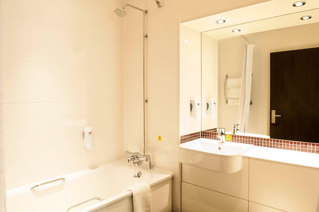 Premier Inn Fleet Extérieur photo