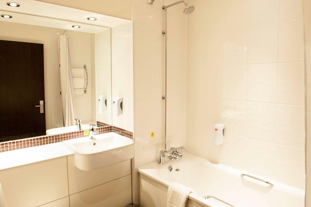 Premier Inn Fleet Extérieur photo