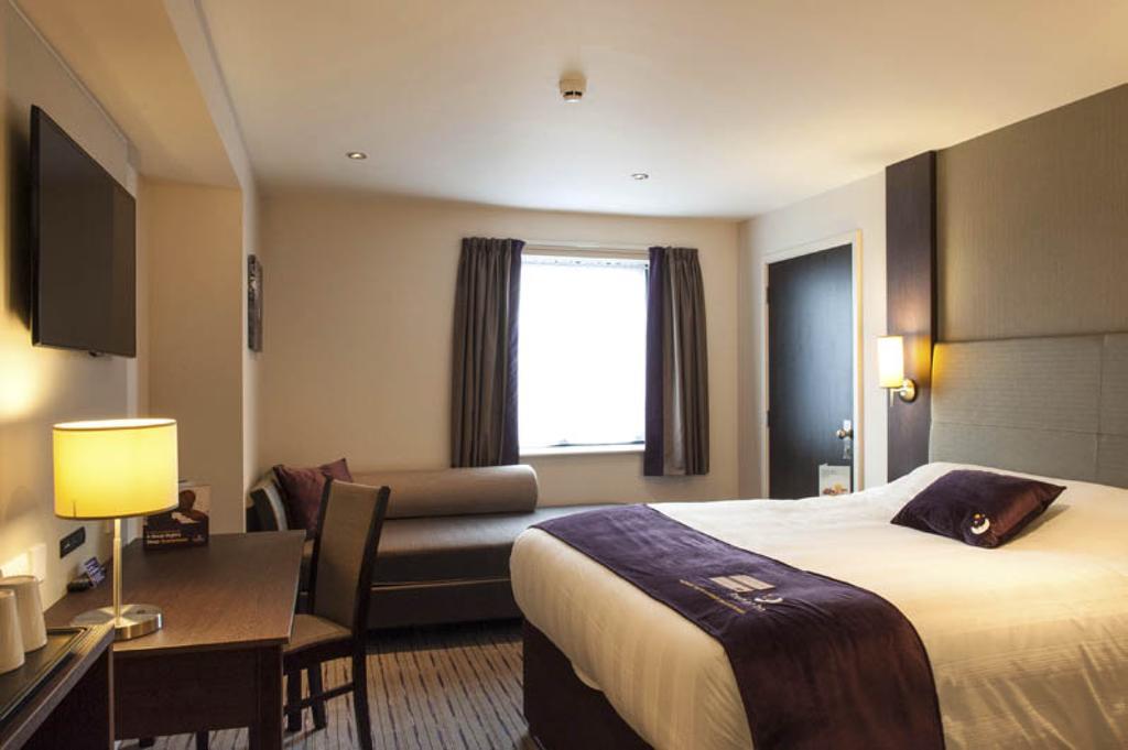 Premier Inn Fleet Extérieur photo