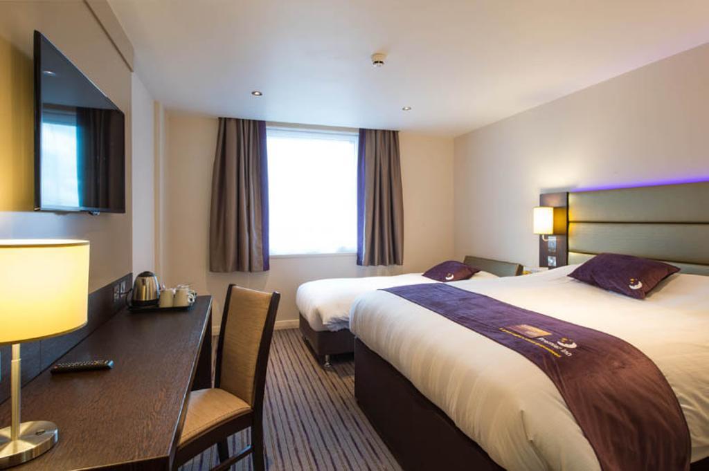 Premier Inn Fleet Extérieur photo