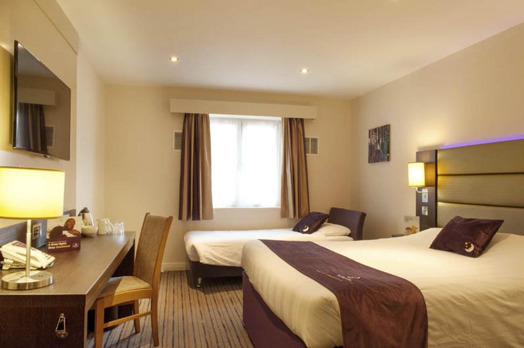 Premier Inn Fleet Extérieur photo