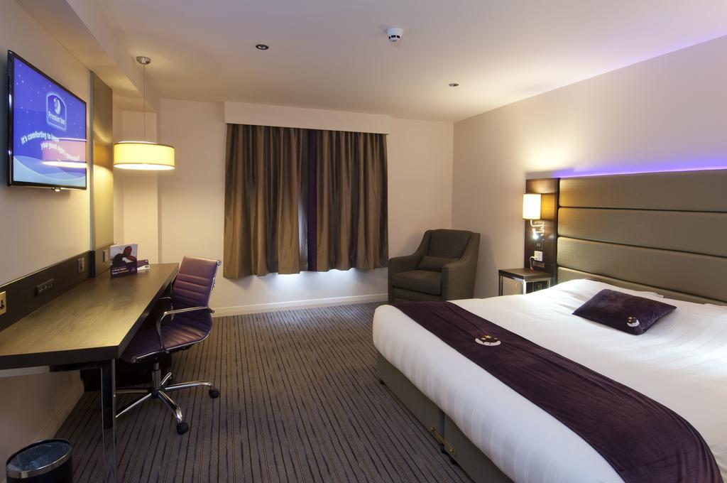 Premier Inn Fleet Extérieur photo