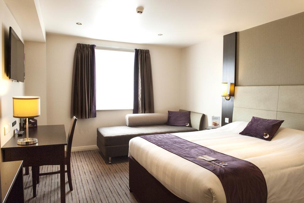 Premier Inn Fleet Extérieur photo
