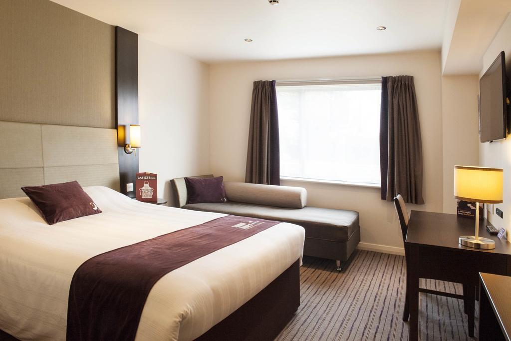 Premier Inn Fleet Extérieur photo