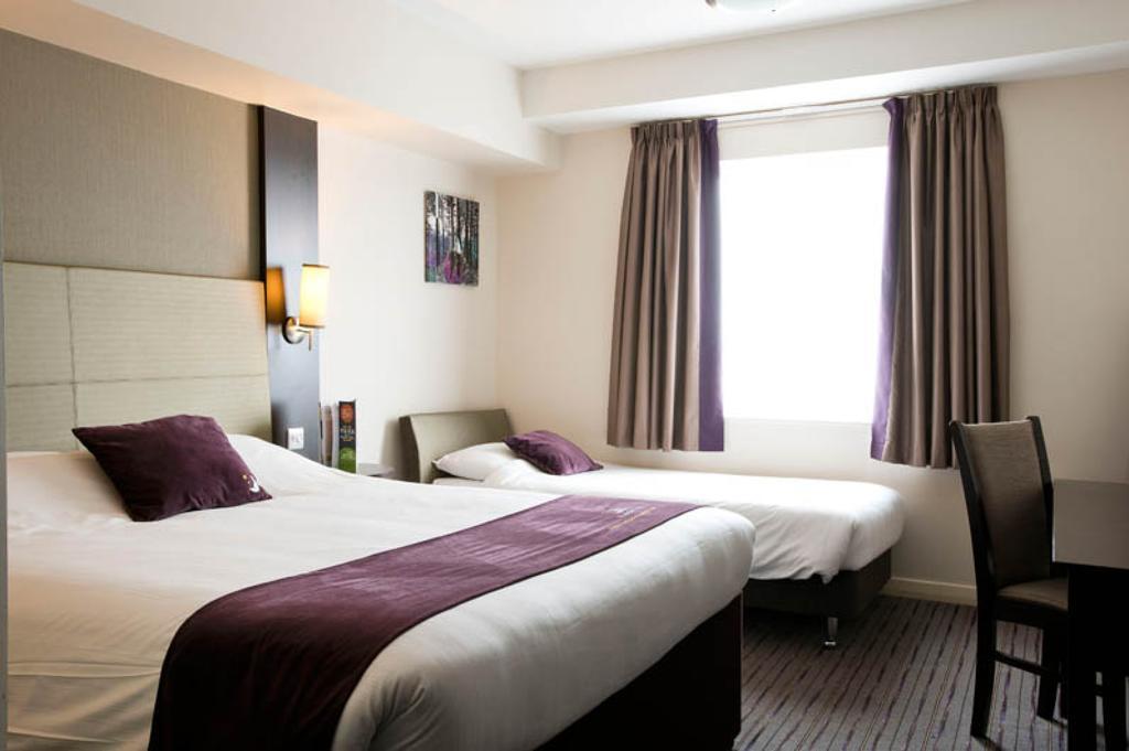 Premier Inn Fleet Extérieur photo