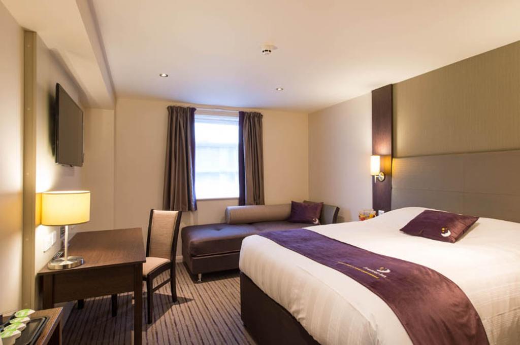Premier Inn Fleet Extérieur photo