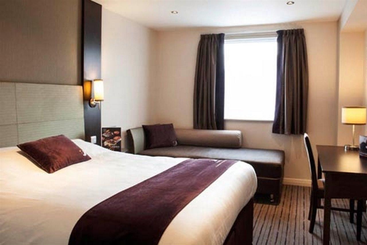 Premier Inn Fleet Extérieur photo