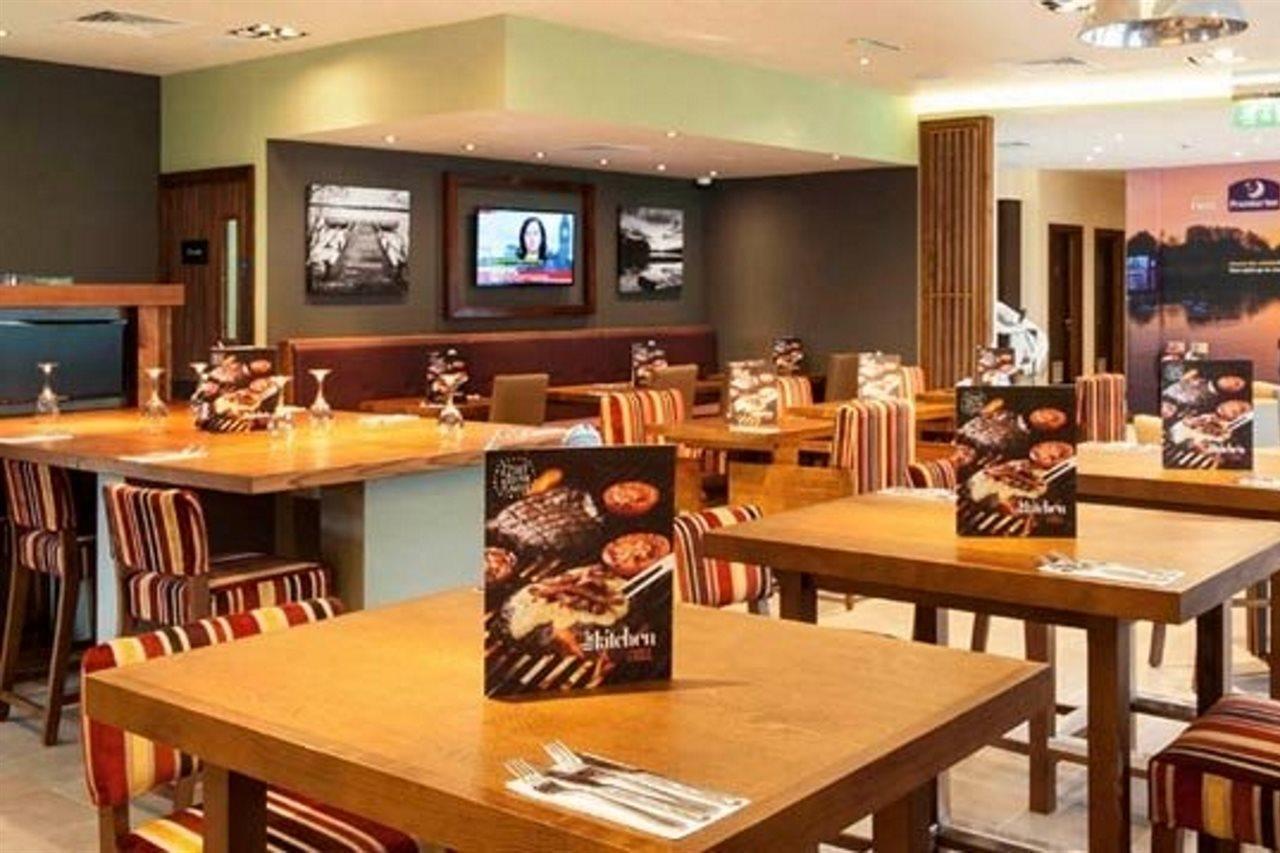 Premier Inn Fleet Extérieur photo