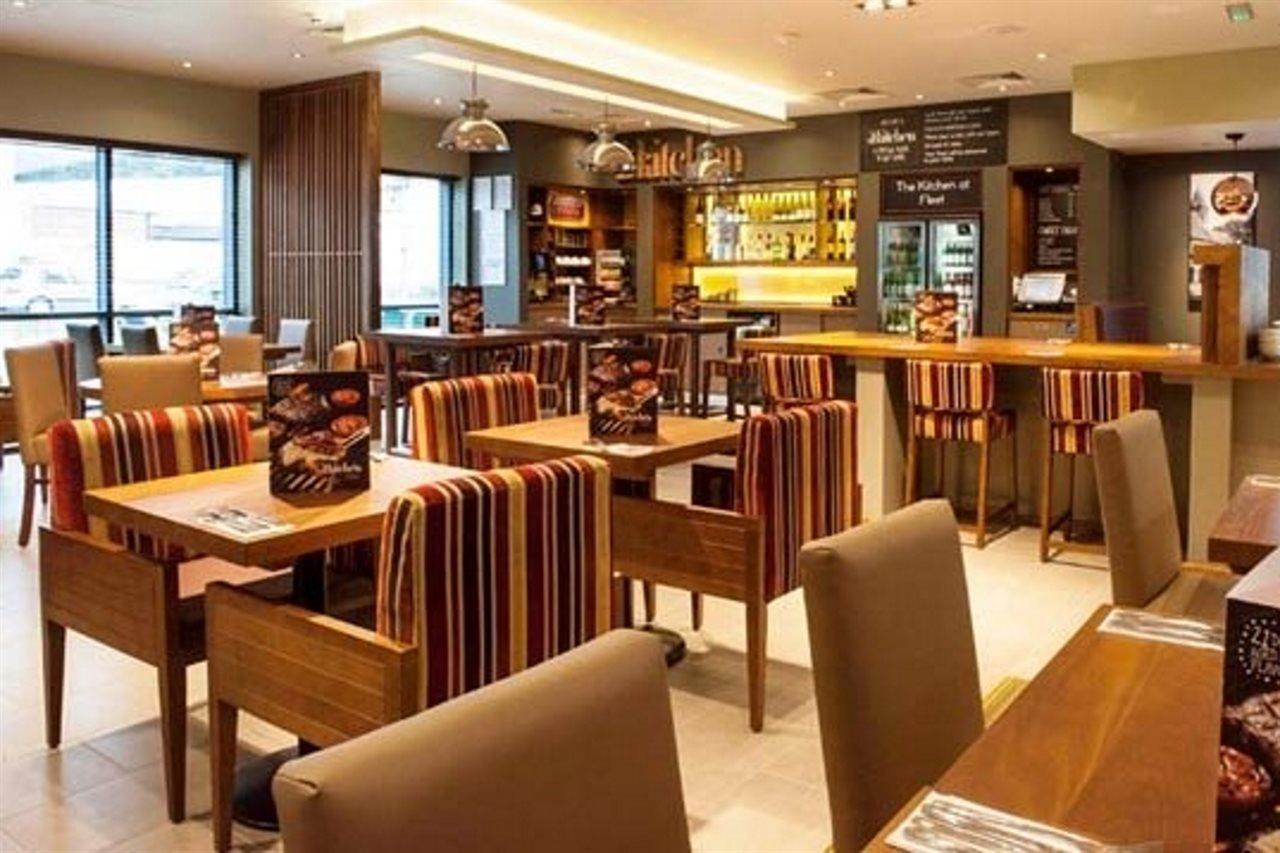 Premier Inn Fleet Extérieur photo