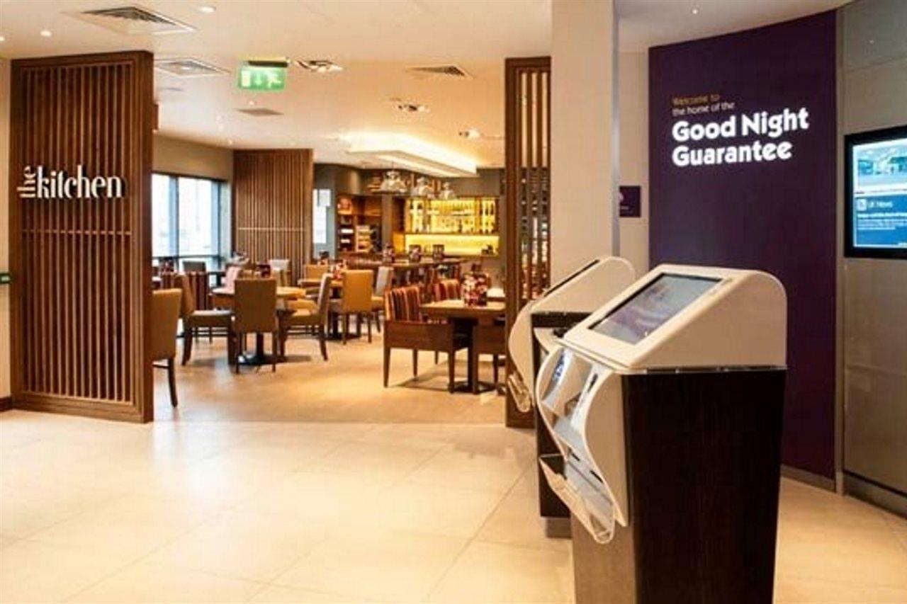 Premier Inn Fleet Extérieur photo