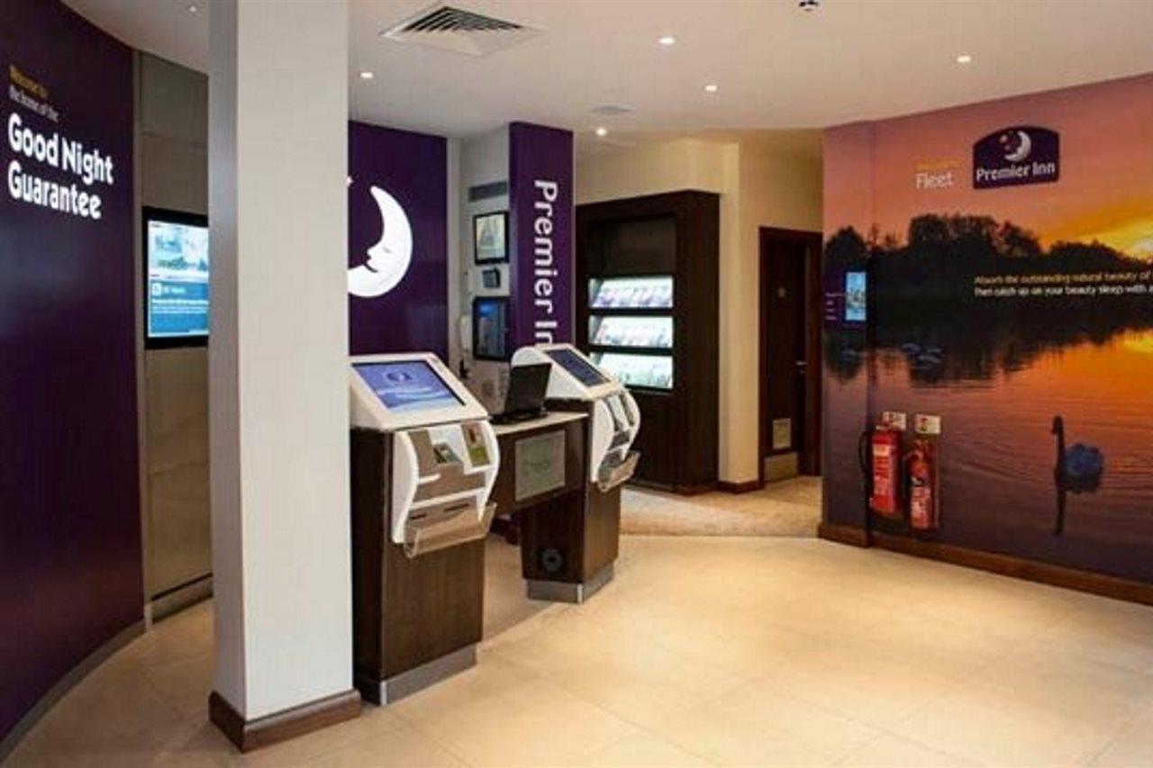 Premier Inn Fleet Extérieur photo